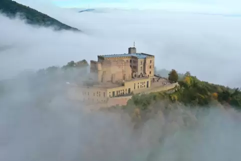  Die „Wiege der Demokratie“: das Hambacher Schloss im Nebel.