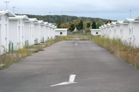 Der Bund zahlt dem Flugplatz jeden Monat fast 16.000 Euro Miete für den Parkplatz, auf dem die Betonhäuschen stehen. Der Bund zahlt dem Flugplatz jeden Monat fast 16.000 Euro Miete für den Parkplatz, auf dem die Betonhäuschen stehen.