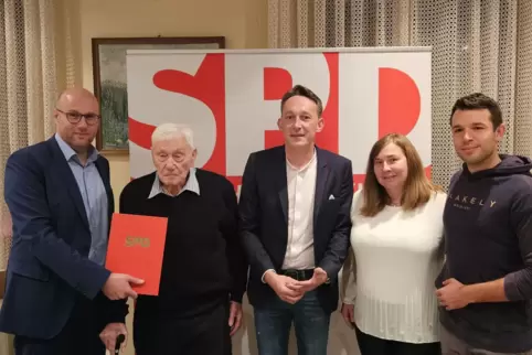 Neben Jens Becker (links) steht Norbert Lotz, der seit 60 Jahren SPD-Mitglied ist. Daneben Marc Ruland, Heidelore Bigott und Man