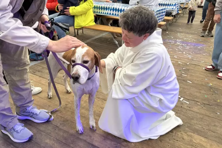 Schlange stehen f&uuml;r den christlichen Segen: Gemeindereferentin Tina Becker hat bei der Tiersegnung jede Menge zu tun. 
