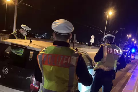 Viel zu tun hatten die Beamten bei der Kontrolle auf der Schumacher-Brücke. 