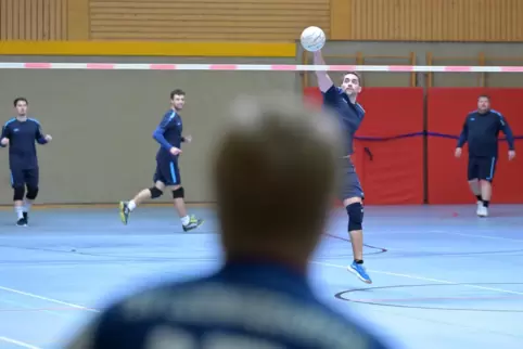 Remis: Zum Auftakt trennte sich Gastgeber Altrip (hinten) 12:12 vom TSV Ludwigshafen. 