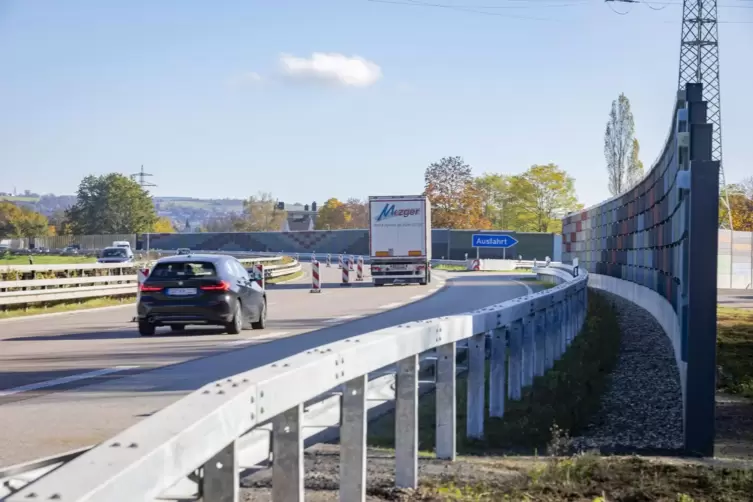 Was lange währt: Die A8-Ausfahrt Ernstweiler ist wieder offen; rechts die neue Schallschutzwand.