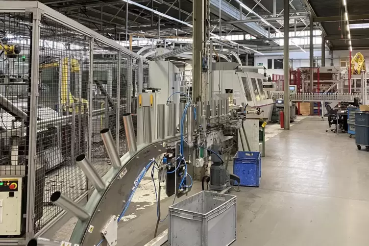 Viele Arbeitsschritte laufen in der Fabrik automatisiert ab.