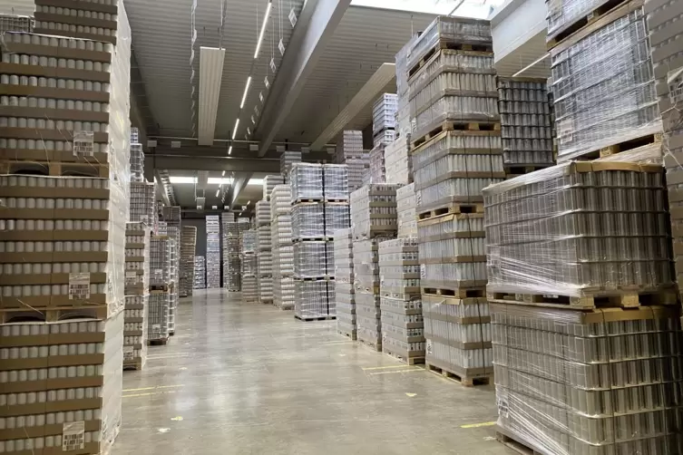 Im Lager des Unternehmens warten viele Tausend Paletten auf ihren Abtransport.