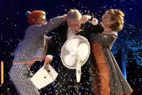 Szene aus dem Familienmärchen „Die Schneekönigin“: Marius Petrenz und Paula Vogel bewerfen Schneemacher Johannes Beckmann (Künst