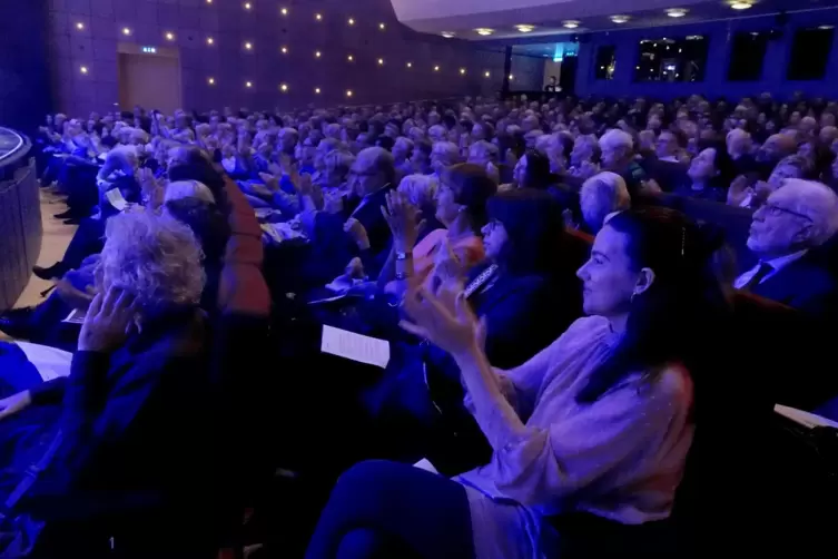 Ein Blick in die applaudierenden Zuschauerreihen auf den neuen, weinrot bezogenen Sitzen. 