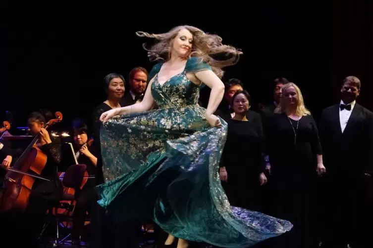 S&auml;ngerin Arminia Friebe in der Operette Mariza, dahinter Chormitglieder und Musiker der Pfalzphilharmonie.