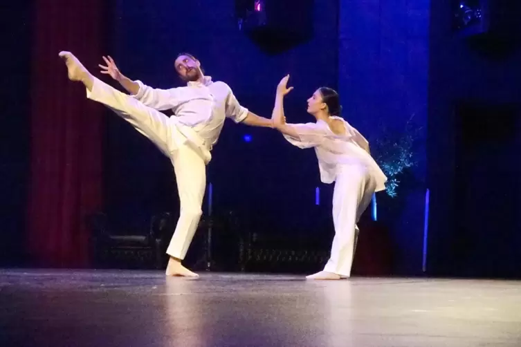 Die Sparte Tanz mit einer Szene aus der Choreografie &bdquo;Rausch/Paradies&ldquo; mit Vincenzo Rosario Minervini und Shelley Stolpner auf d