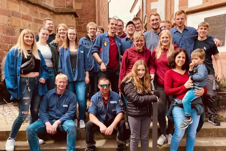 Gruppenbild mit Damen und Nachwuchs der Wachenheimer Landjugend.