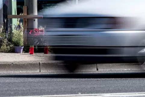 Die Polizei sucht Fahrer des Golfs und Zeugen. 