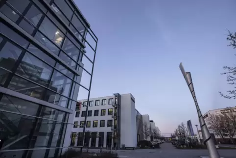Das Fraunhofer-IESE in der Trippstadter Straße. Das Fraunhofer-IESE in der Trippstadter Straße.