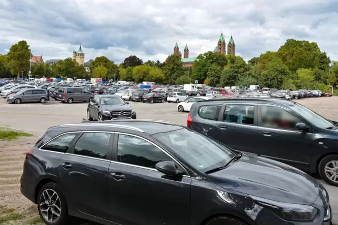 Speyers größter Parkplatz: der Festplatz nahe dem Dom. Speyers größter Parkplatz: der Festplatz nahe dem Dom.