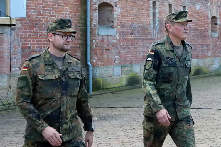 W&auml;hrend des &Uuml;bergabeappells f&uuml;r Christoph K&uuml;ck (re.) und Christian Zerau donnerten zwei D&uuml;senjets &uuml;ber den Stadtpark. 