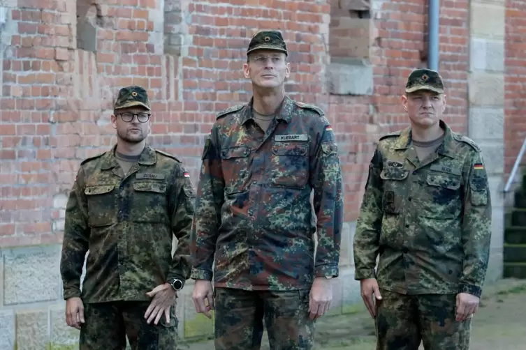 Oberst Arnt Kuebart (Mitte) &uuml;bertrug das Kommando &uuml;ber das Bataillon von Christoph K&uuml;ck (re.) auf Christian Zerau.