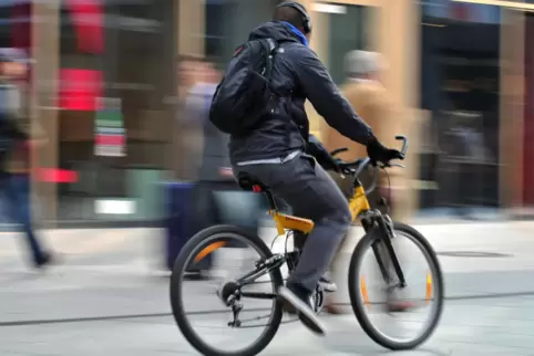 Die Stadtplanung geht davon aus, dass eine neue Brücke werktags von bis zu 6000 Radlern genutzt werden könnte.