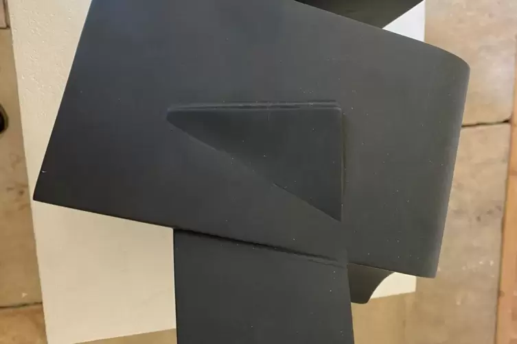 Massive Teile scheinen sich zu durchdringen bei einer von Martin Sch&ouml;neichs neuen 3-D-Plastiken.