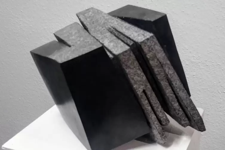 Martin Schoneichs Basaltskulptur &bdquo;V 5-19&ldquo;.