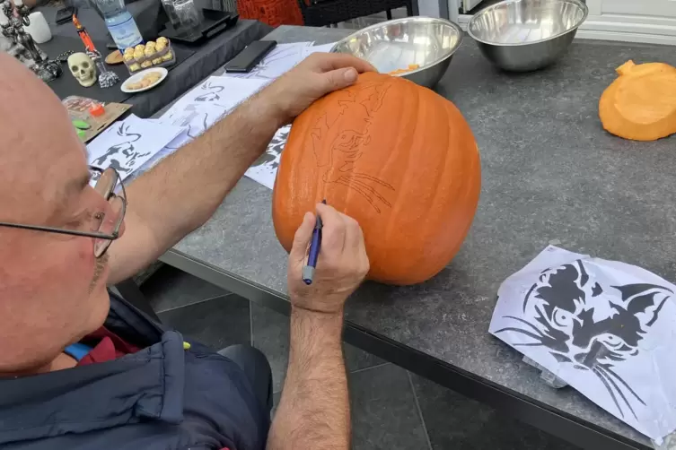 F&uuml;r die Schnittlinie werden die L&ouml;cher mit einem Stift verbunden. Dabei sollte man sicherheitshalber immer mal wieder auf die Vo