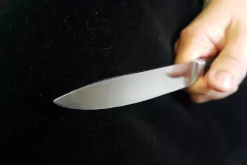 Der Ältere fügte dem Jüngeren mit einem Messer Verletzungen zu. 