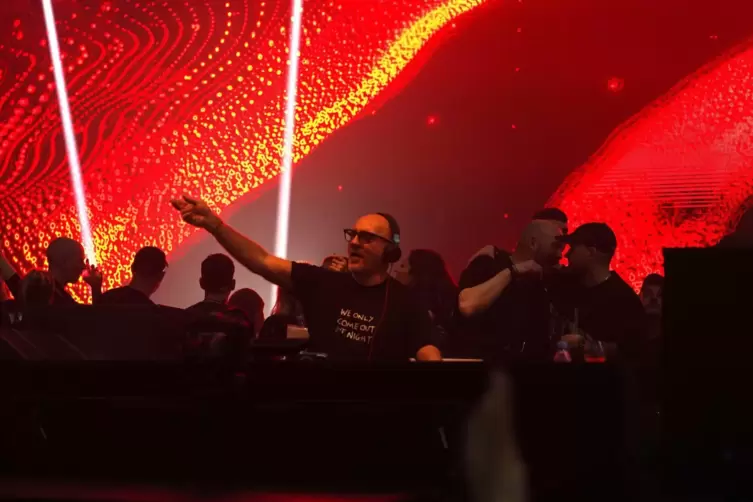 Wir kommen nur zur Nacht raus. Sven Väth– hier bei der Time Warp 2023 – hat auch mit 60 den betörenden Techno-Sound nicht satt. 