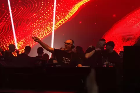 Wir kommen nur zur Nacht raus. Sven Väth– hier bei der Time Warp 2023 – hat auch mit 60 den betörenden Techno-Sound nicht satt. 