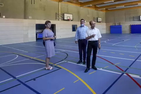 Bürgermeister Bernd Knöppel (rechts) bei einer Baustellenbegehung in der Turnhalle des Karolinen-Gymnasiums. 