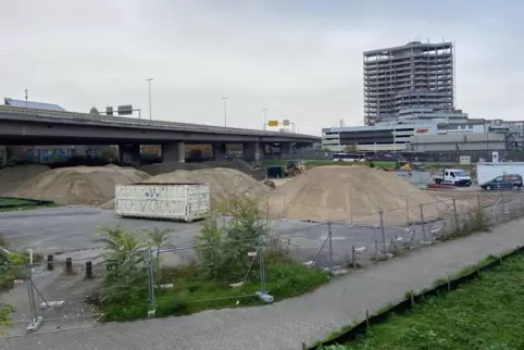 Vorbereitende Arbeiten für die Helmut-Kohl-Allee auf dem ehemaligen Parkplatz Jaegerstraße.