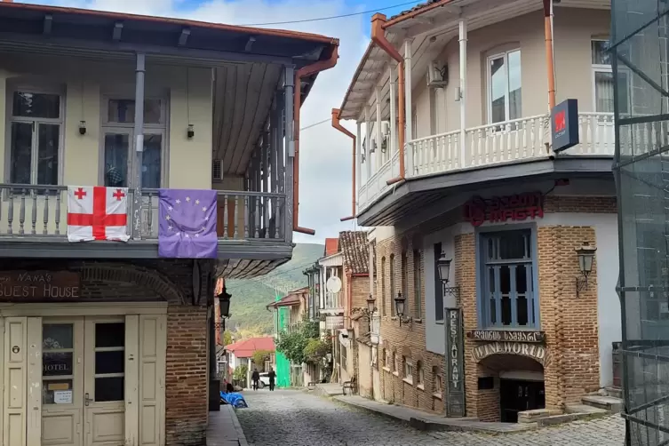 Nach Europa oder nicht? Diese Frage spaltet die georgische Gesellschaft. Stra&szlig;enszene aus dem georgischen Sighnaghi vor der Wahl