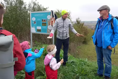 Nicht nur auf den acht Tafeln entlang des Spürnasenwegs, sondern auch dank den beiden Führern Wolfgang Müller (gelbe Mütze) und 