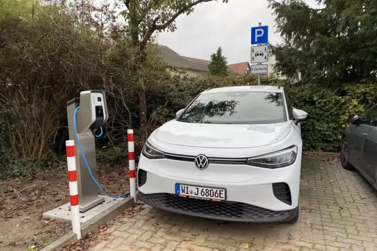 Das ger&auml;umige Leihfahrzeug an seiner Lades&auml;ule. 
