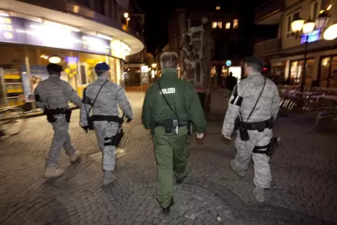 In Kaiserslautern gehen deutsche Polizeibeamte und Angehörige der US-Militärpolizei seit Jahren an Wochenenden gemeinsam auf Str