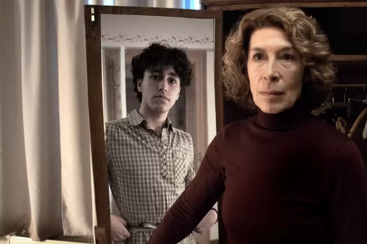 In &bdquo;Ungeschminkt&ldquo; sieht Adele Neuhauser ihr jugendliches Selbst vor Augen.
