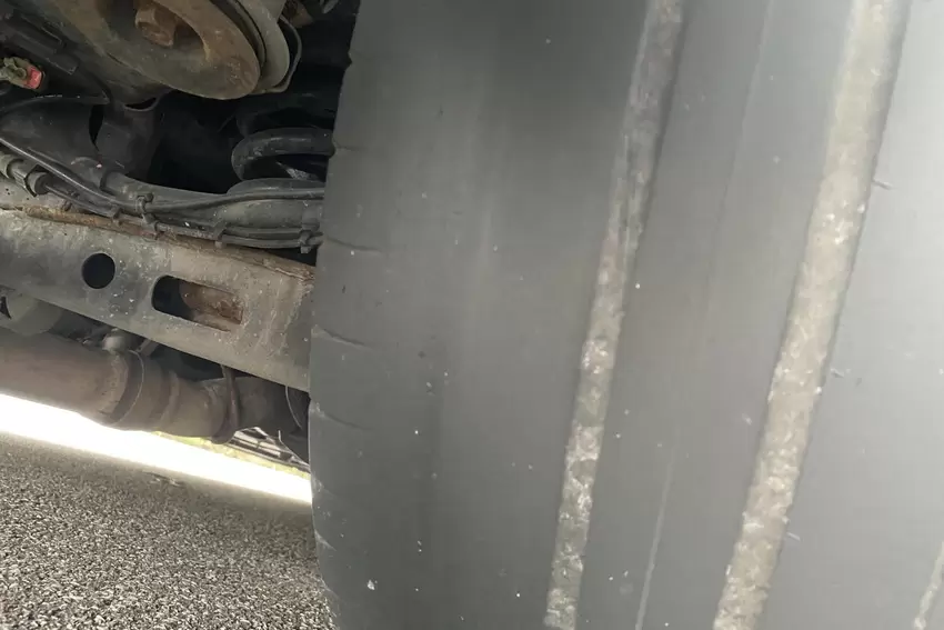 Gefährliche Slicks: Reifen ohne Profil.