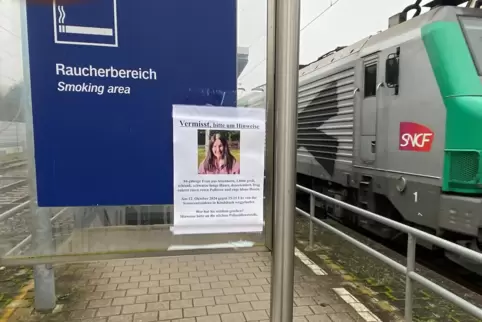 Im Kindsbacher Bahnhof hängen überall Zettel mit der Suchmeldung: Die 84-jährige Frau, die seit 14 Tagen vermisst wird, könnte h