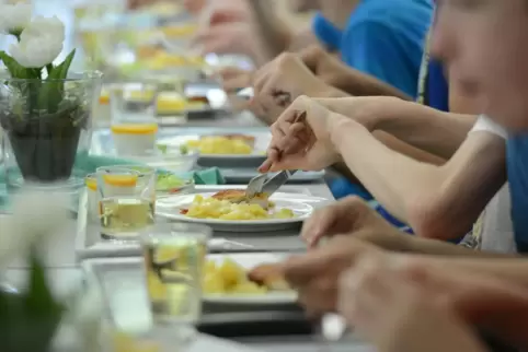 Essen in der Schulmensa: Räumlichkeiten dafür sind derzeit vor allem in Speyer-Nord zu beengt. 