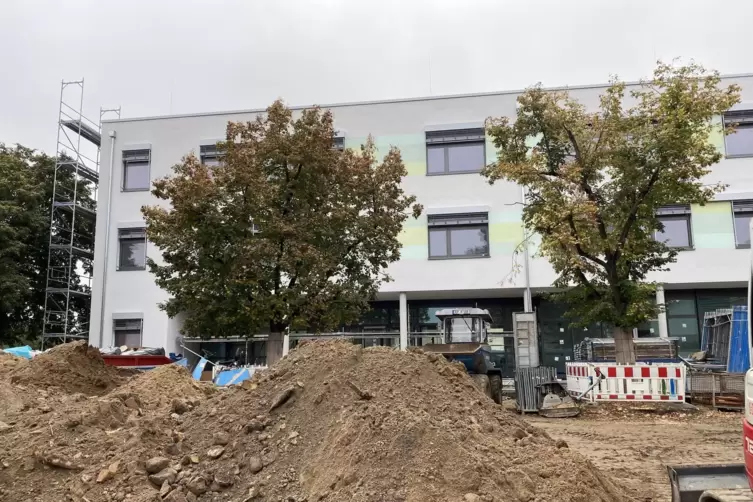 Der Erweiterungsbau im Schulhof ist fast fertig. 