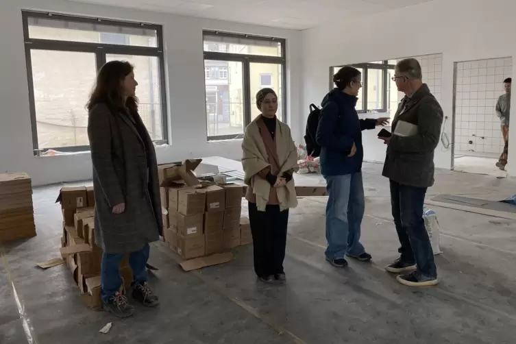 Gamze Demiray (Zweite von links) leitet bei der Stadtverwaltung das Projekt Schillerschule.