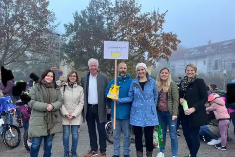 Beim Start der Aktion „Schulwegkönig“ am vergangenen Dienstag: (von links) Schulleiterin Constanze Mönig, Gudrun Ziegler (Vorsta