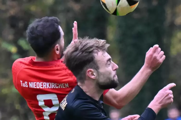 Moritz Brendel (vorne) im Kopfballduell mit Erdal Onayli. 