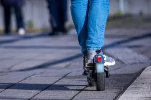 Wer im Straßenverkehr einen E-Scooter fährt, muss nüchtern sein.