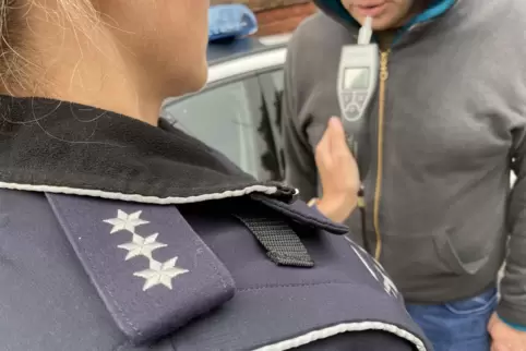 Aufmerksame Verkehrsteilnehmer informierten die Polizei über ein Schlangenlinien fahrendes Wohnmobil. 
