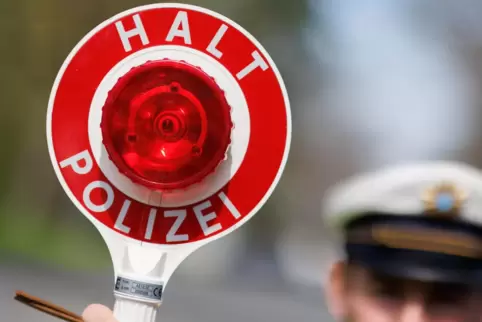 Zwei Unbekannte sind bei Maikammer vor der Besatzung eines Streifenwagens geflüchtet. 