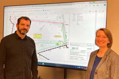 Michael Geschwill und Heike Kamenz vom Bereich Stadtentwässerung des Wirtschaftsbetriebs Ludwigshafen (WBL) begleiten das sogena