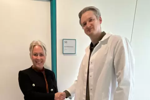 Johannes Burgey, hier mit Landrätin Susanne Ganster, übernimmt die Leitung der Abteilung Gesundheitswesen. Johannes Burgey, hier mit Landrätin Susanne Ganster, übernimmt die Leitung der Abteilung Gesundheitswesen.