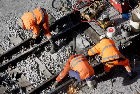 Auf der Bahnstrecke von Neustadt nach Landau sind Arbeiten an den Gleisen nötig.