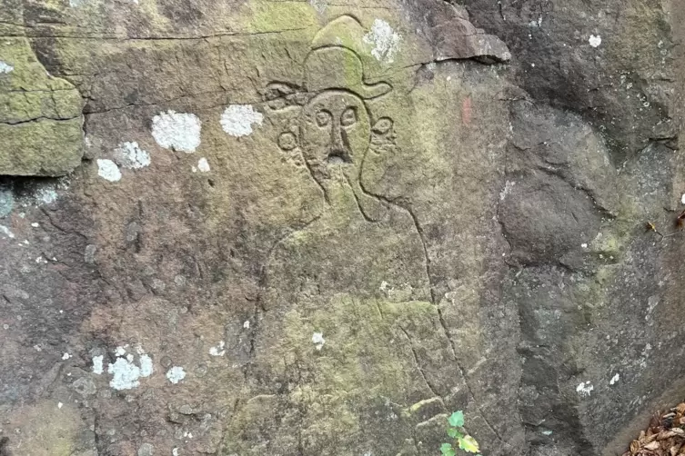 Legenden ranken sich um die Felszeichnung am Herdeschnackerweg. 