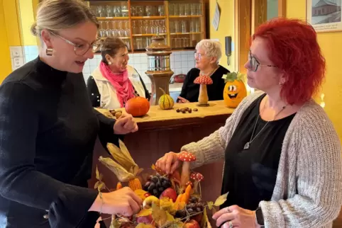 Mehrere Generationen vertreten: Maria Krüger (links) mit der Vorsitzenden Michaela Seidel beim Bestücken eines Herbstkorbs. Dahi