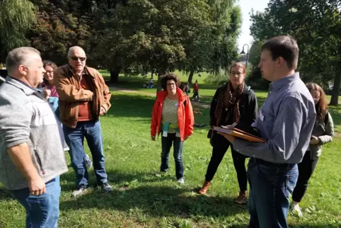 Die Jury bei der Besichtigung am Mehrgenerationenplatz in Bockenheim. 