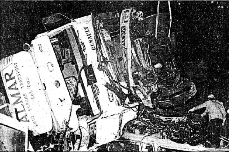 Der schwere Sattelzug hatte den Kleinbus damals regelrecht unter sich begraben. 